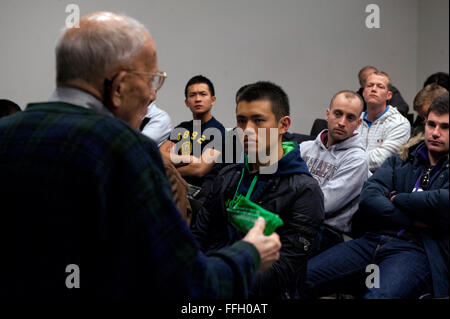 Robert Behr, ein Überlebender des Holocaust, spricht mit multinationalen Studenten während ihres Aufenthalts das US Holocaust Memorial Museum in Washington, D.C. Stockfoto