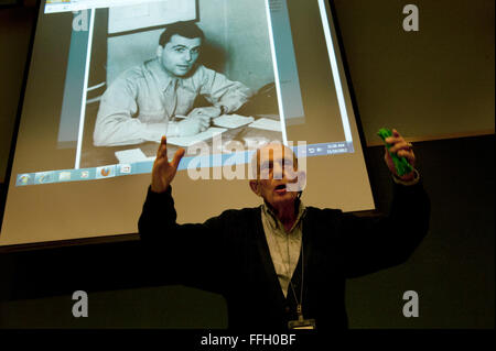 Robert Behr, ein Überlebender des Holocaust, spricht mit multinationalen Studenten während ihres Aufenthalts das US Holocaust Memorial Museum in Washington, D.C. Im Hintergrund ist Behr Foto als er in der US-Armee war. Stockfoto