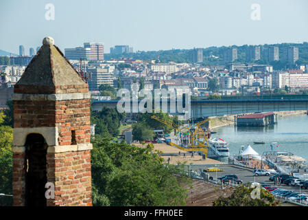 Blick auf Zemunski Brücke über den Fluss Sava vom Promenade in Large Kalemegdan Park in Belgrad, Serbien Stockfoto