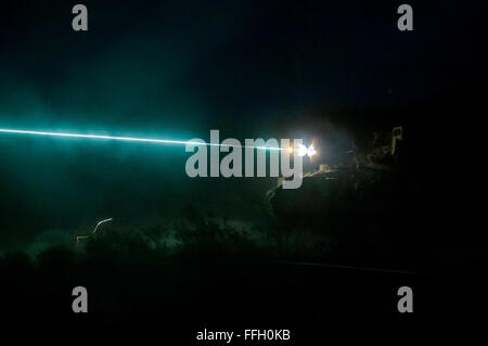Ein US-Armee M3A3 Bradley Fighting Vehicle vom 3. Praktiken Squadron, 1. US-Kavallerie-Regiment, Fort Benning, Georgia, Nacht-schießen im National Training Center Iteration 12-05, 10. März 2012, an Fort Irwin, Kalifornien Die 15-Tage-Übung vorgesehenen zukünftige Bereitstellungen praxisnahe Ausbildung zu den Soldaten. Stockfoto