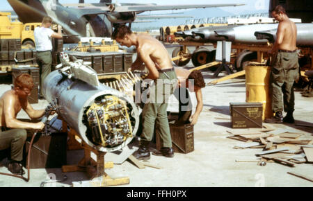 A1 McDonnell-Douglas F-4C/Arm 1. K27347 - Besatzungsmitglieder laden den Waffe Pod für ein F-4 C Flugzeug an einer Basis in Südvietnam. Mai 1967. Stockfoto