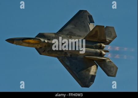 Ein F-22A Raptor fliegt während der Aviation Nation 2012 auf der Nellis Air Force Base und zeigt seine Fähigkeiten als Tarnjäger, der entwickelt wurde, um fortgeschrittenen Luftangriffen und integrierten Verteidigungssystemen entgegenzuwirken. Stockfoto