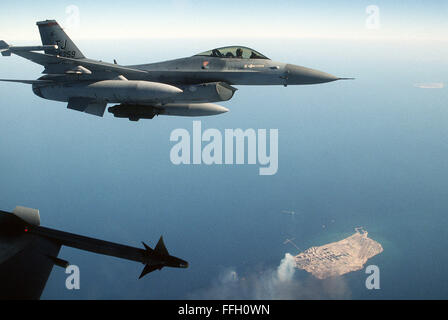 Ein Luft/Luft-Blick auf ein Kampfflugzeug F - 16C Fighting Falcon der 401. Taktischer Kämpfer-Flügel während der Operation Desert Shield. Stockfoto