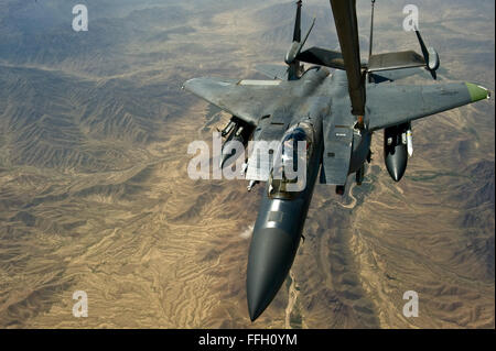 Eine F-15E Strike Eagle bereitgestellt von Royal Air Force Lakenheath, England, zieht in Kraftstoff aus einer KC-10 Extender, bereitgestellt von Travis Air Force Base, Kalifornien, über Südwestasien zu akzeptieren.  Beide Flugzeuge sind Durchführung von Missionen zur Unterstützung der Operation Enduring Freedom. Stockfoto