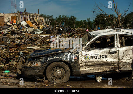 Ein Polizeiauto wurde 22. Mai 2013, in Moore, Oklahoma von einem Tornado zerstört. Der EF-5 Tornado, reiste mit Winde erreichen mindestens 200 km/h, 20 Meilen, so dass eine zwei-Meile-breite Schneise der Verwüstung, Nivellierung Häuser, Zerkleinern Fahrzeuge und mehr als 20 Menschen getötet. Mehr als 115 Oklahoma Nationalgarde wurde aktiviert, um bei den Rettungs- und Hilfskräfte Bemühungen zu unterstützen. Stockfoto