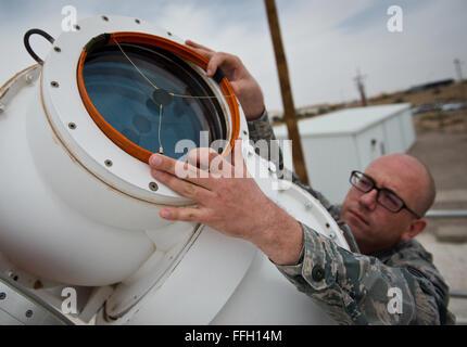 Staff Sgt Todd Mullins legt eine polarisierende Linse auf eine FMQ7 optische Beobachtung Netzwerk Sonnenteleskop auf der Holloman Sonnenobservatorium auf der Holloman Air Force Base, N.M. Das Objektiv ist im Tagesgeschäft die magnetische Komplexität der verschiedenen solar Regionen bestimmen maßgeblich. Stockfoto