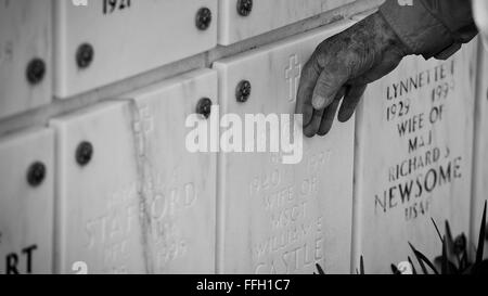 Jeder Zeit Bill Burg kommt an das Grab seiner Frau auf dem Arlington National Cemetery, und bevor er sie verlässt, wird er seine Hand zu küssen und berühren seine Frau Grabstein. Da sie im Jahr 1997 starb, Bill verwendet zu machen, eine wöchentliche Routine zu besuchen, aber wegen der Verschlechterung der Gesundheit, wurde er nicht in der Lage, gehen Sie so oft wie er möchte. Stockfoto