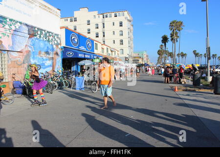 Am Nachmittag an der Venice Beach Boardwalk in Los Angeles Stockfoto