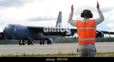 Flieger 1. Klasse Michael Smith, eine Crew chief der 69. Bombe Geschwader zugewiesen Marschälle eine B - 52H Stratofortress für den Start bei rote Fahne-Alaska 11-3 Eielson Air Force Base, Alaska. Rote Fahne-Alaska ist eine Reihe von Pacific Air Forces unter der Regie von Kommandant Feld Trainingsübungen für US-Truppen, gemeinsame offensive gegen Luft, Verbot, Luftnahunterstützung und große Kraft Beschäftigung Ausbildung in einer simulierten Umgebung bekämpfen. Stockfoto