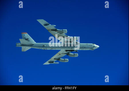 Eine B - 52H Stratofortress steigt über den Himmel von North Dakota während einer Ausbildung Sortie. Das Flugzeug erhält die 23. Bomb Squadron, Minot Air Force Base, N.D. Stockfoto
