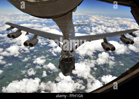 Eine B - 52H Stratofortress erhält Kraftstoff von einem KC-135 Stratotanker Flugzeug während des Fluges über dem Vereinigten Königreich. Die B - 52H wurde in RAF Fairford, England, von Barksdale Air Force Base, La bereitgestellt Stockfoto