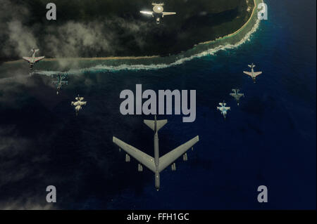 Eine US Luftwaffe b-52 Stratofortress aus der 20. Expeditionary Bomb Squadron in Barksdale Air Force Base, Louisiana, führt eine Formation von zwei f-16 Fighting Falcons vom 18. Aggressor Squadron, Eielson AFB, Alaska; zwei f-Japan Air Self-Defense Force 2 Kämpfer aus 6. Tactical Fighter Squadron, Tsuiki Air Base, Japan; zwei US-Navy EA-6 b Herumtreibern von Electronic Attack Squadron 136, Carrier Air Wing 5, Naval Air Facility Atsugi, Japan; und ein JASDF E - 2C Hawkeye aus der 601. Squadron, Misawa Air Base, Japan, über Guam während des Trainings zu bewältigen-Nord. Der Air Force und JASDF führen zu bewältigen Nord Stockfoto