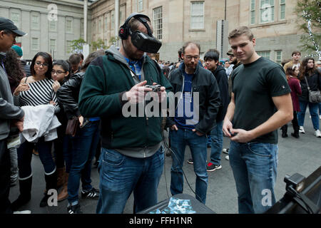 Mann ein virtual-Reality-Spiel tragen ein Kopfhörer - USA Stockfoto