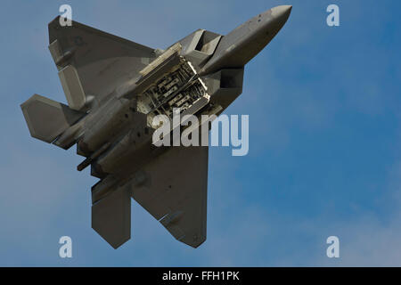 Eine f-22 Raptor zeigt seine Waffen Buchten der Menge während der Arctic Thunder Open House am gemeinsamen Basis Elmendorf-Richardson, Alaska. Arctic Thunder, ein zweijähriger Fall verfügt über mehr als 40 Air Force, Army und zivilen Luft wirkt. Es ist die größte zwei-Tages-Veranstaltung in den Staat und eine der führenden aerial Demonstrationen in der Welt Stockfoto