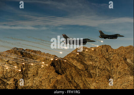 Zwei F - 16C Fighting Falcons loslassen Fackeln während der Durchführung von Low-Level-Kampftraining während der Coronet Kaktus-Übung in der Nähe von Davis-Monthan Air Force Base, Arizona Die f-16 s zugeordnet sind, zur 182. Fighter Squadron versetzt. Diese Übung bietet realistischen Kampftraining für Flugschüler Kämpfer aus dem Luft-Luft-Kampf fallen inert und live Kampfmittel Stockfoto