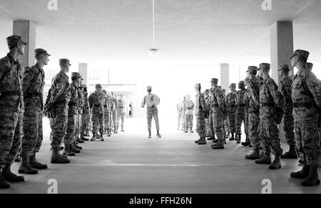 323rd Training Squadron, militärische Ausbildung Kursleiter, techn. Sgt. Chananyah Stuart, lehrt seine Auszubildenden die grundlegenden gerichteten Bewegungen der militärischen Grundausbildung auf gemeinsamer Basis San Antonio-Lackland, Texas. Stockfoto