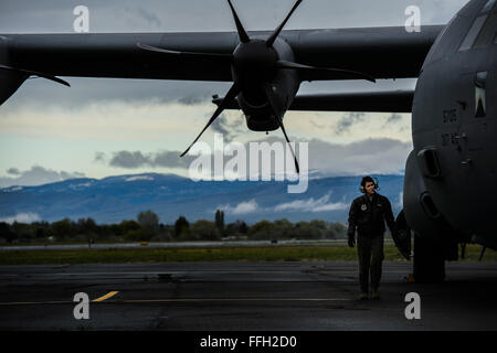 Airman 1st Class Shelby Duncan führt einen Preflight-Check auf einer C-130J Super Hercules in Yakima, Washington Duncan ein Loadmaster zur 39. Airlift Squadron versetzt ist. 39. AS bieten taktische Luftbrücke, Airdrop und aeromedical Evakuierung, eine Luftbrücke für Personal, Ausrüstung und Versorgungsmaterialien zu schaffen. Stockfoto