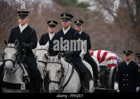 Angehörige der Armee der 3. Infanterie-Regiment Caisson Platoon tragen die Überreste der Army Air Forces Sgt. Charles A. Gardner in Arlington National Cemetery in Arlington, VA. Gardner, zusammen mit 11 von seinen Kollegen Besatzungsmitglieder, vermisst am 10. April 1944, nachdem seine B - 24d Liberator über Neuguinea abgeschossen wurde. Stockfoto