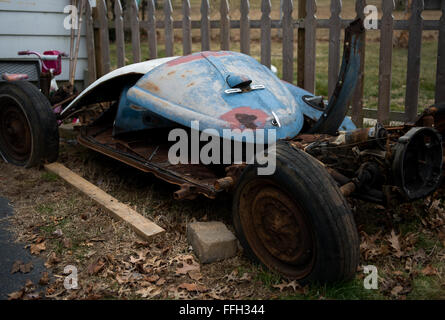 Major Sgt. Randy Rollins plant, einen 1958er Volkswagen Käfer zu restaurieren, der auf einem Feld verlassen gefunden wurde. Die verrosteten Teile werden vor seinem Haus gelagert, während er mit dem langen Wiederaufbau des Autos beginnt, das jahrelang verwittert und vernachlässigt wurde. Stockfoto