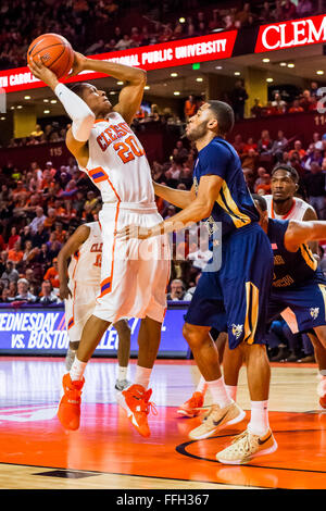 Clemson Tigers bewachen Jordan Roper (20) bei den NCAA Basketball-Spiel zwischen Georgia Tech und Clemson auf Samstag, 13. Februar 2016 in Bon Secours Arena in Greenville, SC David Bräutigam/CSM Stockfoto