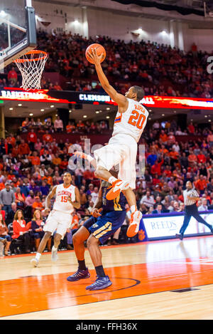 Clemson Tigers bewachen Jordan Roper (20) Laufwerke in den Korb für eine Lay up während der NCAA Basketball-Spiel zwischen Georgia Tech und Clemson auf Samstag, 13. Februar 2016 in Bon Secours Arena in Greenville, SC David Bräutigam/CSM Stockfoto