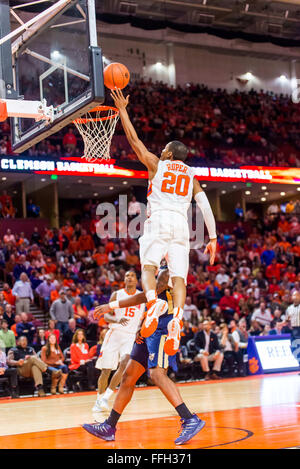 Clemson Tigers bewachen Jordan Roper (20) Laufwerke in den Korb für eine Lay up während der NCAA Basketball-Spiel zwischen Georgia Tech und Clemson auf Samstag, 13. Februar 2016 in Bon Secours Arena in Greenville, SC David Bräutigam/CSM Stockfoto