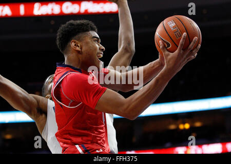 Philadelphia, Pennsylvania, USA. 13. Februar 2016. St. Johns Red Storm Guard Malik Ellison (0) steigt für die Aufnahme bei den NCAA-Basketball-Spiel zwischen der St. Johns Red Storm und die Villanova Wildcats im Wells Fargo Center in Philadelphia, Pennsylvania. Christopher Szagola/CSM/Alamy Live-Nachrichten Stockfoto