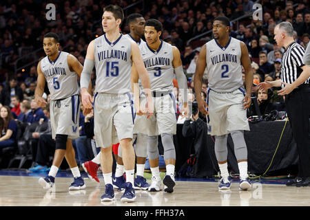 Philadelphia, Pennsylvania, USA. 13. Februar 2016. Villanova Wildcats Wache Ryan Arcidiacono (15) blickt auf mit seinen Teamkollegen hinter ihm bei den NCAA-Basketball-Spiel zwischen der St. Johns Red Storm und die Villanova Wildcats im Wells Fargo Center in Philadelphia, Pennsylvania. Christopher Szagola/CSM/Alamy Live-Nachrichten Stockfoto