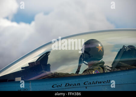 Eine f-16 Fighting Falcon-Pilot zur 64. Aggressor Squadron versetzt trägt einen roten Stern, das Einheitenzeichen, auf der Rückseite der seinen Helm. Das Gerät Star und gelbe Hammer und Sichel symbolisiert der Sowjetunion, den Vereinigten Staaten Feind während des Kalten Krieges. Heute die 64. da Bedrohungen durch Kampftruppen Luft anstatt eines bestimmten Gegners repliziert. Stockfoto