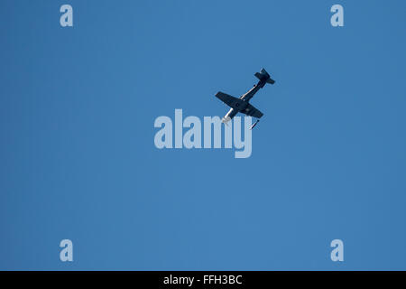 Piloten aus der 81. Jagdstaffel Bombe eine 500 Pfund inert Training aus einer A-29 Super Tucano auf der Range in der Nähe von Moody Air Force Base, Georgia. Stockfoto