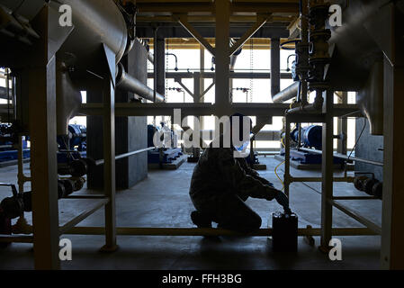Senior Airman Joshua McKelvey, eine Laborantin Brennstoffe zieht JP-8 Kraftstoff aus dem Brennstoffe feste Einrichtungen Element für die Prüfung von Kontamination. JP-8 ständig abgetastet und während des gesamten Lebenszyklus um sicherzustellen, dass die Qualität der massiven Mengen verwendet, um Travis Air Force Base Flugzeuge am Himmel setzen Spiele getestet. Stockfoto