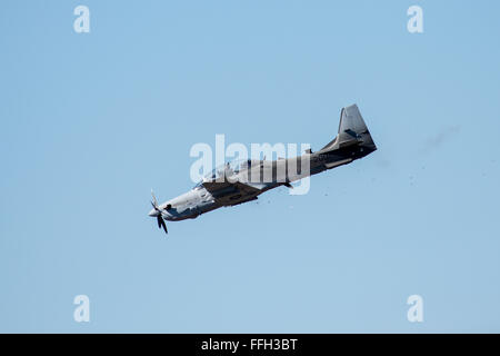 Messing-Gehäuse fallen, von der ein A-29 Super Tucano als Piloten aus der 81. Jagdstaffel Feuer.50 Kaliber Maschinengewehre an einer Strecke in der Nähe von Moody Air Force Base, Georgia. Die A-29 kann verwendet werden, in eine enge Luft Rolle in Afghanistan und Piloten ausbilden, so niedrig wie 75 Fuß Feuer auf feindliche Bodentruppen zu fliegen. Stockfoto