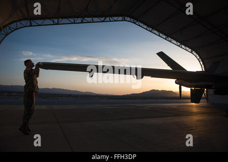 Airman 1st Class Tyler, ein Betreuer der 432nd Aircraft Maintenance Squadron, inspiziert den Flügel eines MQ-9 Reaper auf der Creech Air Force Base, Nevada. Zu seiner Aufgabe gehört es, durch Routineinspektionen und die Zusammenarbeit mit anderen Mitarbeitern sicherzustellen, dass das Flugzeug in optimalem Zustand für zukünftige Missionen ist. Stockfoto