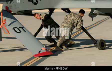 Ferngesteuerte Flugzeuge Betreuer zugewiesen, der 432. Aircraft Maintenance Squadron drehen ein MQ-9 Reaper Creech Air Force Base, Nevada. RPA-Betreuer bereiten und dafür sorgen, dass jedes Flugzeug mechanisch bereit ist, für jede Mission ausziehen. Die Betreuer kommen drei Stunden vor dem Abflug und abhängig von der Mission, nicht verlassen, bis, nachdem das Flugzeug gelandet ist. Stockfoto