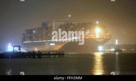 Southampton, Hampshire. 14. Februar 2016 das große Containerschiff APL Vanda, die aus der eigenen Bramble Bank Samstag lief Funken ein Großeinsatz auf der 151 wieder flott, 93 Brutto Tonnage Schiff, nachdem es macht verloren und eine Kontrolle Erdung machte. Das Schiff wurde aus dem Sand gezogen, durch 8 Schlepper. ** Video verfügbar, kontaktieren Sie bitte Alamy Live News, 01235-844-690. Bildnachweis: Uknip/Alamy Live-Nachrichten Stockfoto