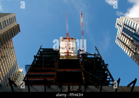 Philadelphia, PA, USA. 13. Feb, erhebt sich 2016view auf der Baustelle und der unmittelbaren Umgebung von Comcast Wissenschafts- und Technologiezentrum als es gegenüber ihrer letzten 59-Geschosshöhe, neben der aktuellen Comcast Wolkenkratzer in Center City Philadelphia, PA. Bildnachweis: Bastiaan Slabbers/Alamy Live-Nachrichten Stockfoto