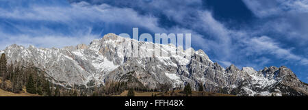 Panoramablick über idyllische Winterlandschaft mit Berggipfel in den Alpen auf Stockfoto