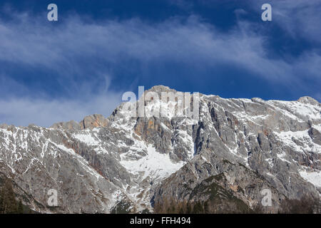 Panoramablick über idyllische Winterlandschaft mit Berggipfel in den Alpen auf Stockfoto