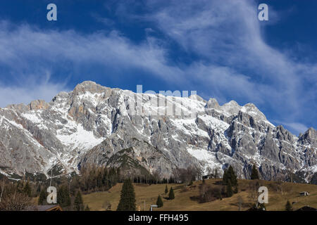 Panoramablick über idyllische Winterlandschaft mit Berggipfel in den Alpen auf Stockfoto