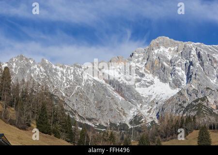 Panoramablick über idyllische Winterlandschaft mit Berggipfel in den Alpen auf Stockfoto