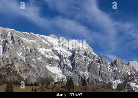 Panoramablick über idyllische Winterlandschaft mit Berggipfel in den Alpen auf Stockfoto