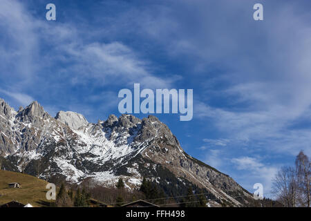 Panoramablick über idyllische Winterlandschaft mit Berggipfel in den Alpen auf Stockfoto