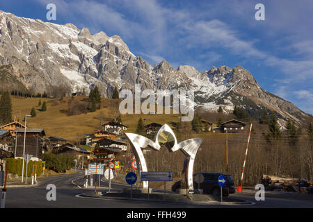 Panoramablick über idyllische Winterlandschaft mit Berggipfel in den Alpen auf Stockfoto