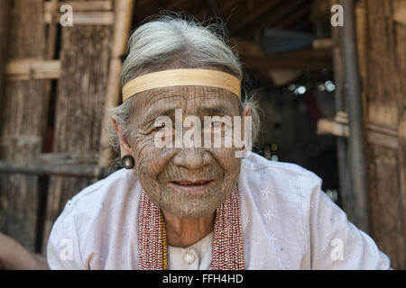 Eine 90 Jahre alte Yindu Chin-Frau mit Gesicht Tattoos Kanpetlet, Myanmar. Die Tribal Kinn Frauen hatten ihr Gesicht tätowiert, wann sie Stockfoto