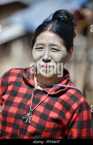 Eine U-Pu Stamm Kinn Frau mit full-Face-Tattoos, Kanpetlet, Myanmar. Stockfoto