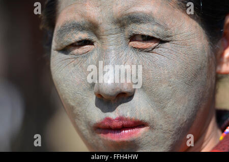 Eine U-Pu Stamm Kinn Frau mit full-Face-Tattoos, Kanpetlet, Myanmar. Stockfoto