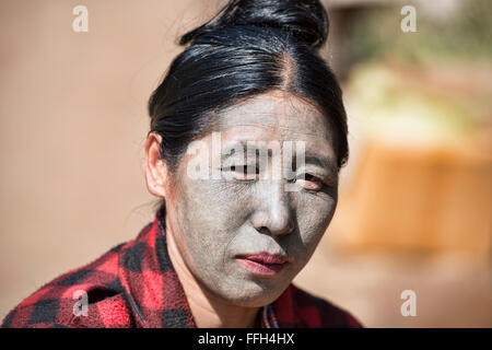 Eine U-Pu Stamm Kinn Frau mit full-Face-Tattoos, Kanpetlet, Myanmar. Stockfoto