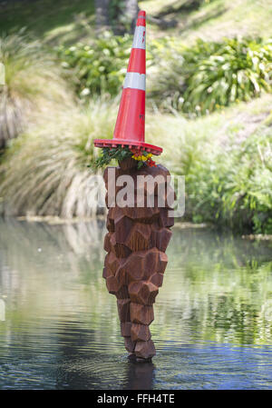 Christchurch, Neuseeland. 14. Februar 2016. Eine gusseiserne Menschen-Form-Skulptur im Fluss Avon wird kurzerhand mit einem von der Stadt allgegenwärtige orange Straße Zapfen gekrönt. Das Kunstwerk mit dem Titel bleiben, wurde von britischen Bildhauers Sir ANTHONY GORMLEY entworfen. Bildnachweis: PJ Heller/ZUMA Draht/Alamy Live-Nachrichten Stockfoto