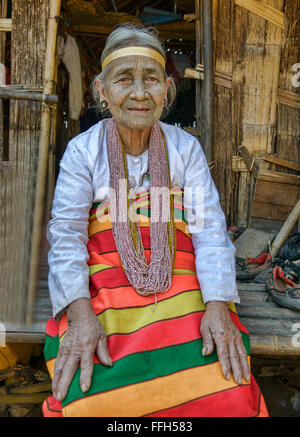 Eine 90 Jahre alte Yindu Chin-Frau mit Gesicht Tattoos Kanpetlet, Myanmar. Stockfoto