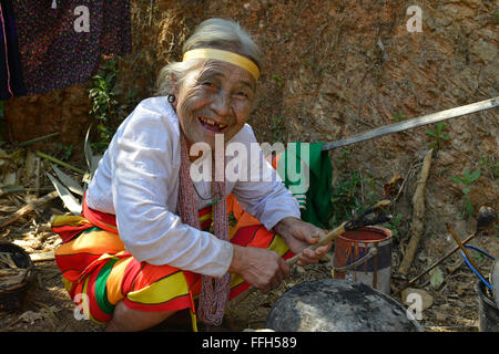 Eine 90 Jahre alte Yindu Chin-Frau mit Gesicht Tattoos Kanpetlet, Myanmar. Stockfoto